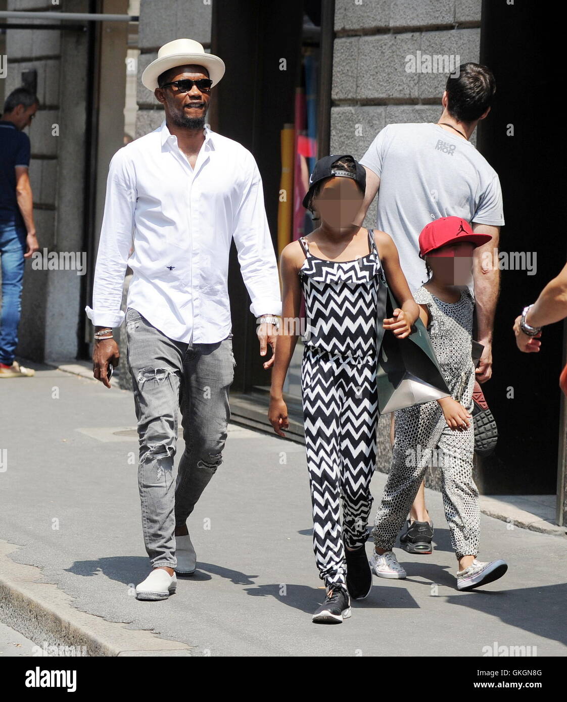 Samuel Eto'o prend ses filles shopping à Milan avec : Samuel Eto'o Où : Milan, Italie Quand : le 15 Juil 2016 Credit : IPA/WENN.com **Uniquement disponible pour publication au Royaume-Uni, USA, Allemagne, Autriche, Suisse** Banque D'Images