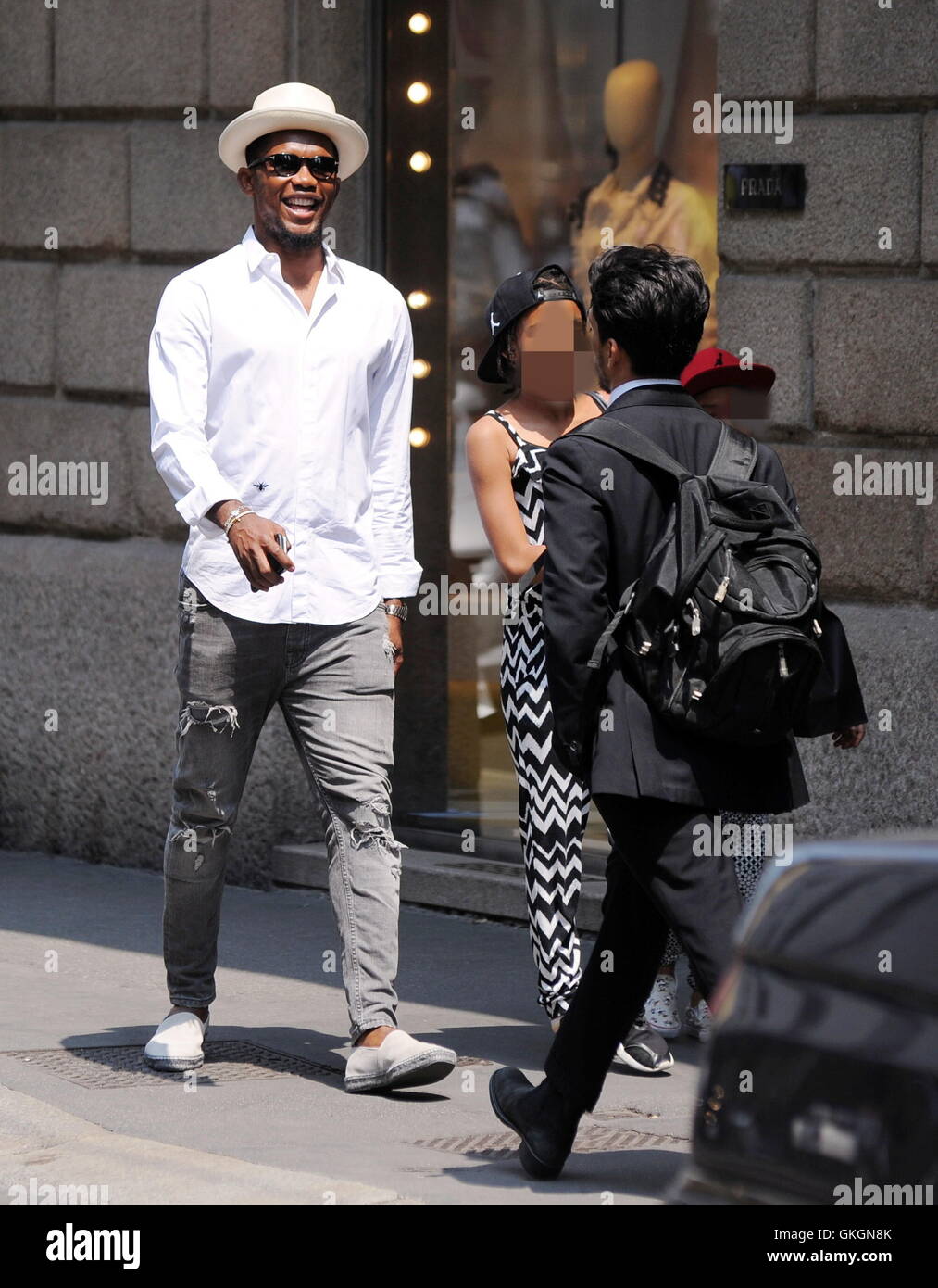 Samuel Eto'o prend ses filles shopping à Milan avec : Samuel Eto'o Où : Milan, Italie Quand : le 15 Juil 2016 Credit : IPA/WENN.com **Uniquement disponible pour publication au Royaume-Uni, USA, Allemagne, Autriche, Suisse** Banque D'Images