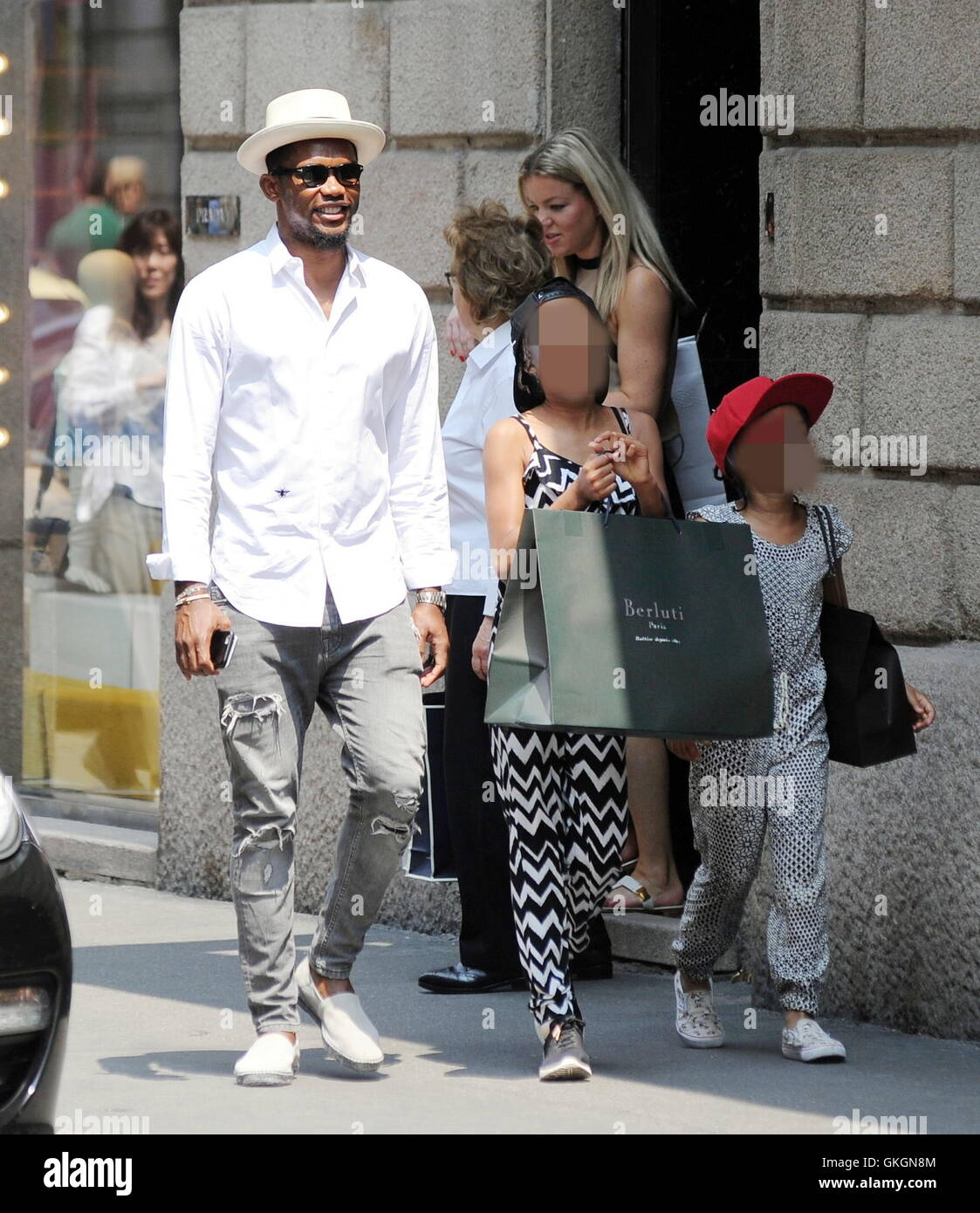 Samuel Eto'o prend ses filles shopping à Milan avec : Samuel Eto'o Où : Milan, Italie Quand : le 15 Juil 2016 Credit : IPA/WENN.com **Uniquement disponible pour publication au Royaume-Uni, USA, Allemagne, Autriche, Suisse** Banque D'Images