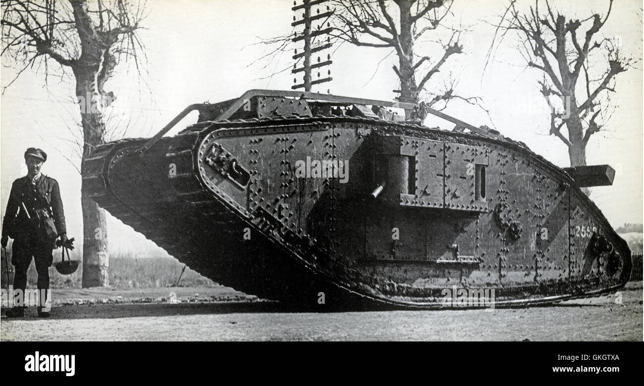 Mark IV Réservoir femelle près de Peronne juste après le début de l'offensive allemande, le 23 mars 1918 Banque D'Images