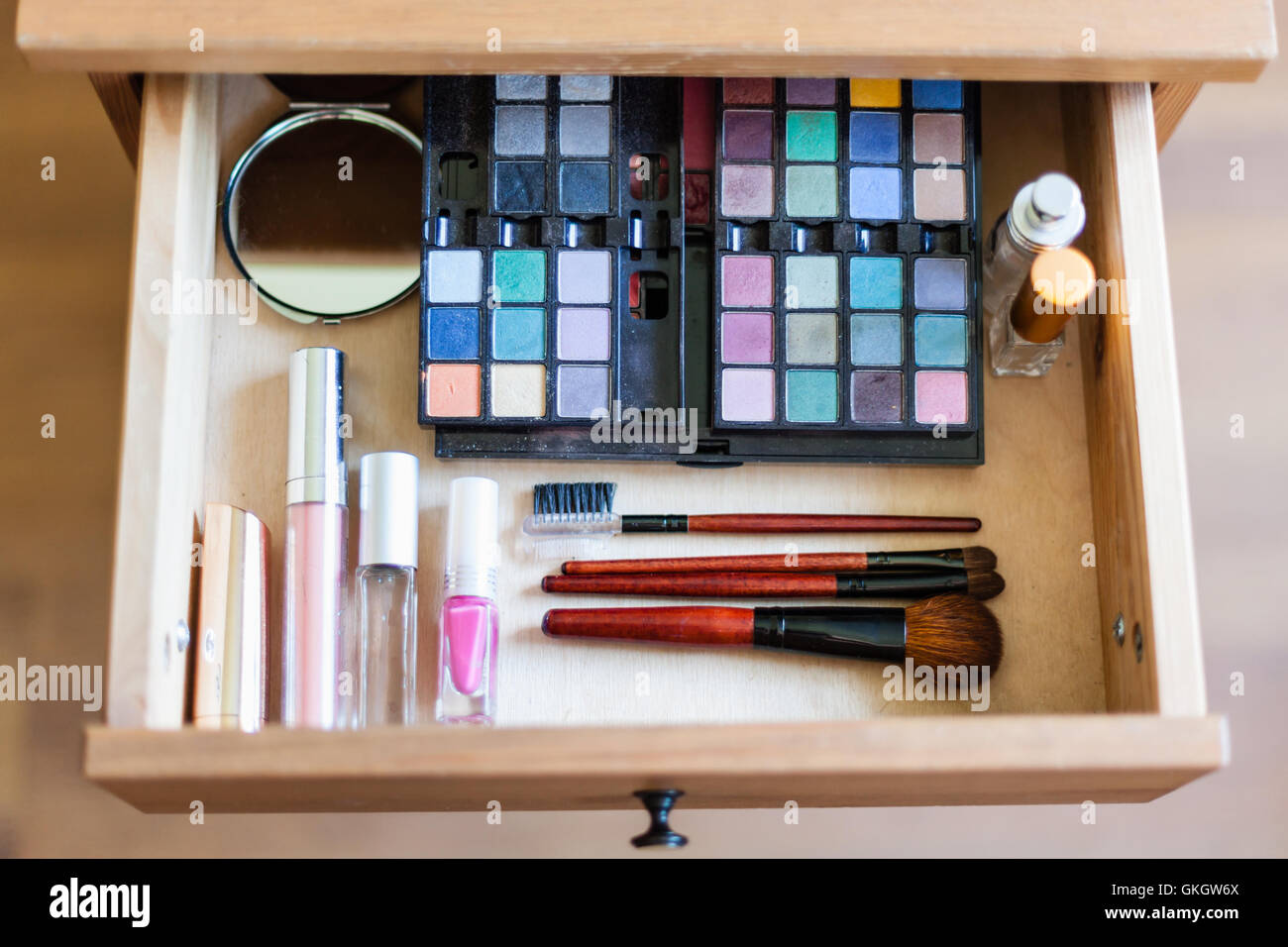 Voir ci-dessus de cosmétique dans tiroir de table de nuit Banque D'Images