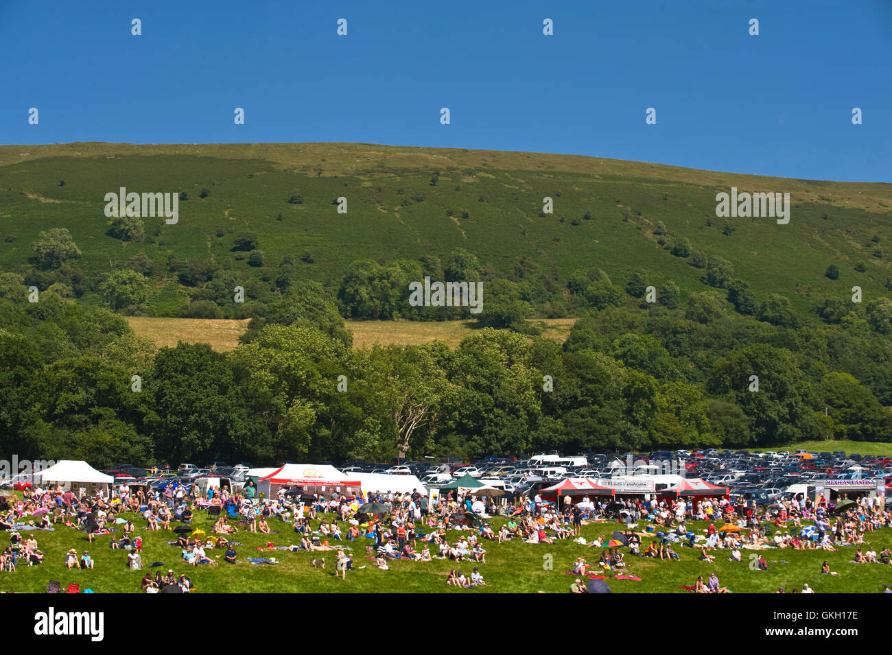 Vue de la foule à Llanthony Afficher dans la Montagne Noire, près d'Abergavenny Monmouthshire South Wales UK Banque D'Images