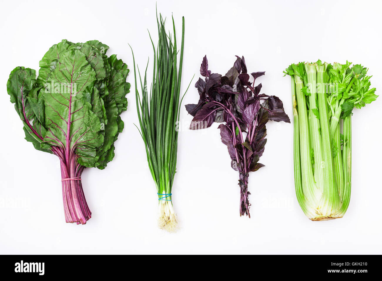 Défini à partir de verdure (céleri, basilic, ciboulette, betterave tops) sur fond blanc Banque D'Images