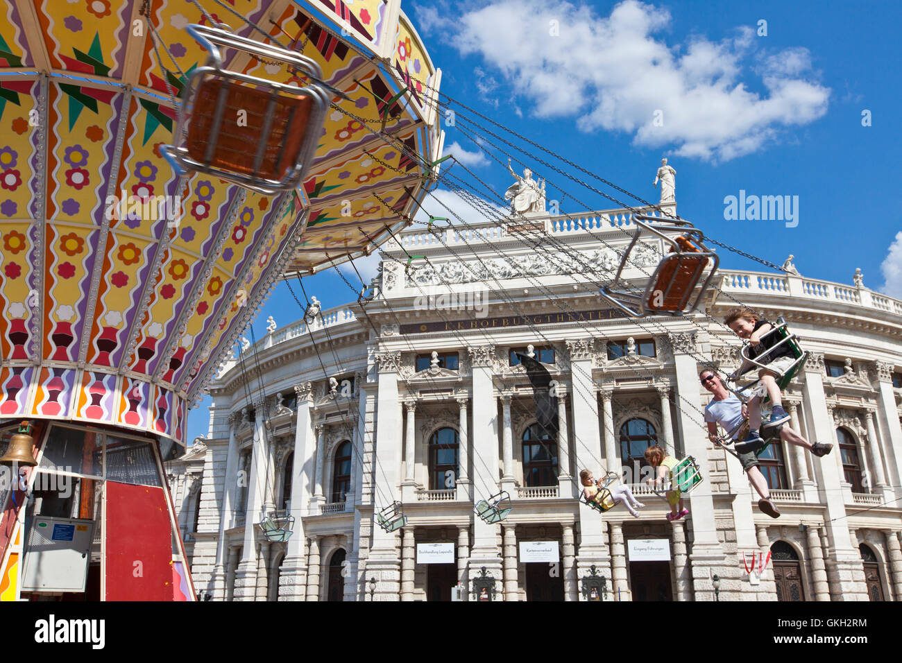 L'historique le théâtre de la cour impériale à la célèbre Ringstrasse de Vienne avec certaines personnes de prendre ona vintage carousel Banque D'Images