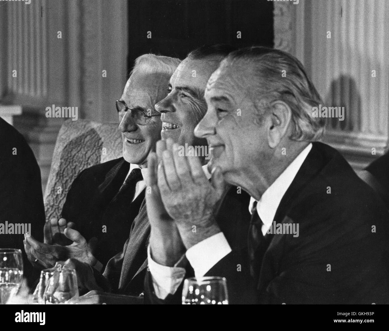Chambre Le Président John McCormack, président Richard M. Nixon et l'ancien président Lyndon B. Johnson (l-r) à un dîner de la Maison Blanche célébrant McCormack's la retraite après 42 ans au Congrès, huit en tant que président de la Chambre. Banque D'Images