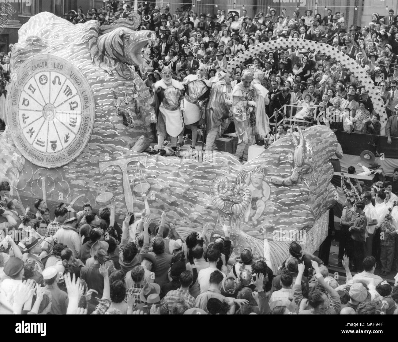 Flotteur Mardi Gras représentant les signes du zodiaque. Banque D'Images