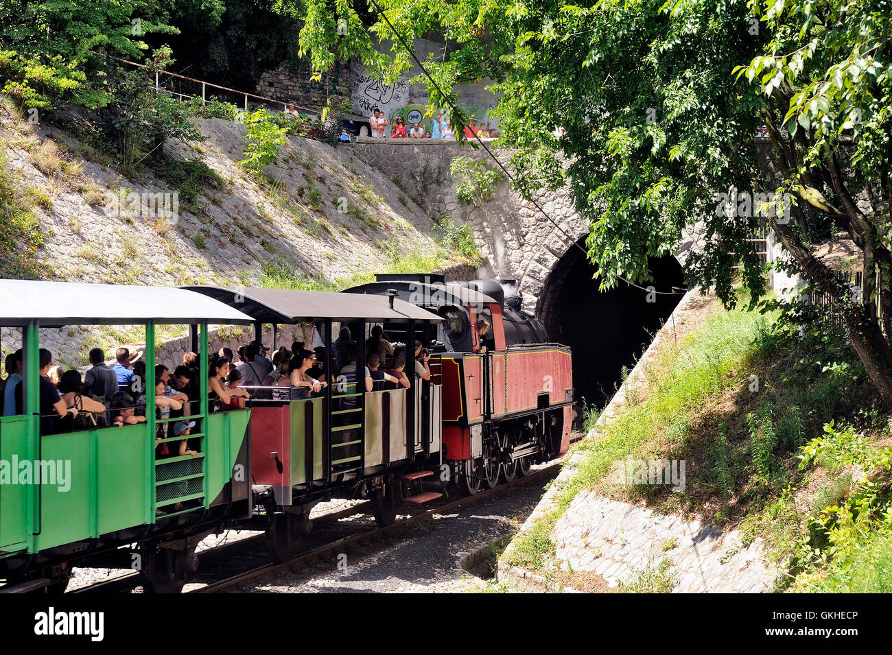 La vapeur de la petit train touristique d'Anduze se prépare pour son voyage  à faire à Saint-Jean-du-Gard Photo Stock - Alamy