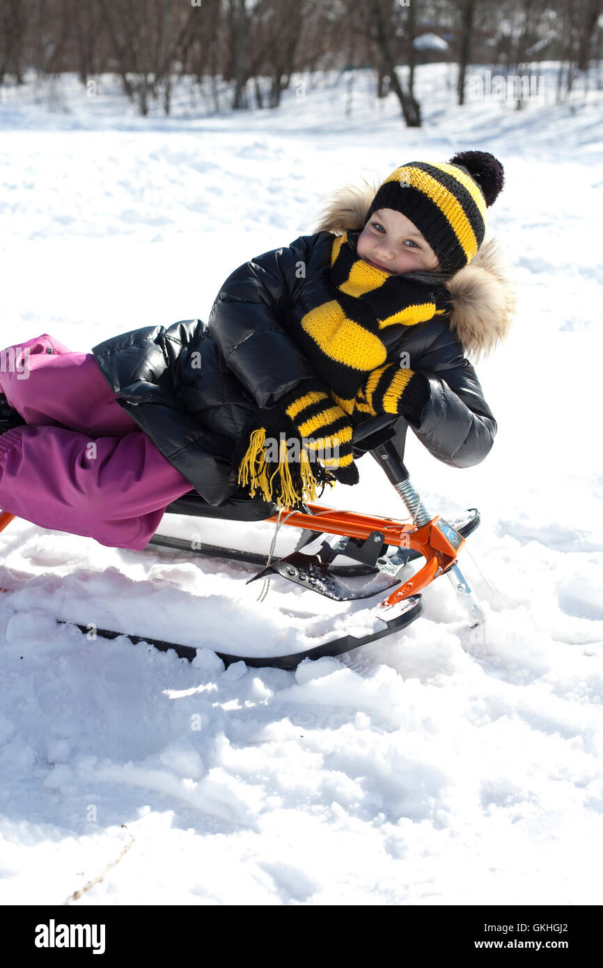 Petite fille en hiver reste snow park Banque D'Images