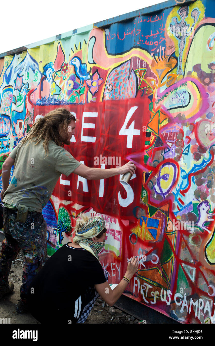 La France, Calais. 'Jungle' camp pour réfugiés. Street art sur un récipient avec soin 4 Calais écrit dessus. Banque D'Images
