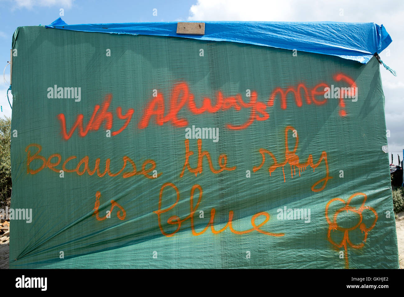 La France, Calais. 'Jungle' camp pour réfugiés. Hut avec les mots 'Pourquoi toujours moi ? ' Écrit dessus. Banque D'Images