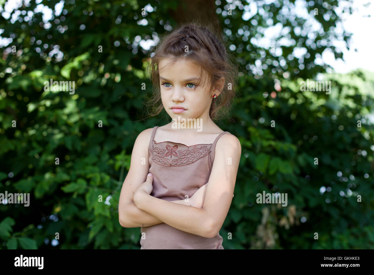 Portrait de belle petite fille, contre l'arrière-plan de parc d'été Banque D'Images