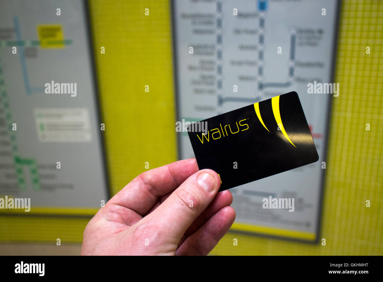 Man holding merseytravel carte smartcard morse voyage dans la station de métro de Liverpool Banque D'Images