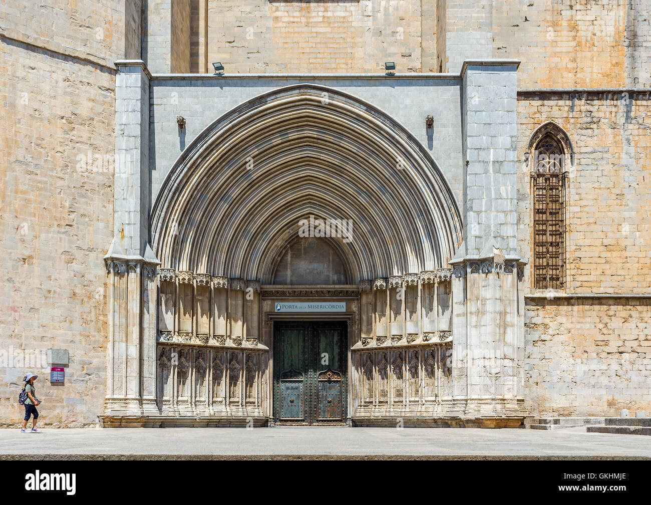 Le touriste en visite à portique gothique de la façade sud de la cathédrale Santa Maria. Gérone, Costa Brava, Espagne. Banque D'Images