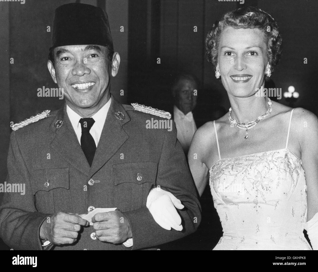 Le vice-président Richard M. Nixon et Mme Nixon donner un dîner d'État à l'Union panaméricaine à l'honneur Le Président Soekarno de l'Indonésie. Ici Mme Nixon prend le bras du Président à l'entrée de la salle des Amériques pour le dîner. Banque D'Images