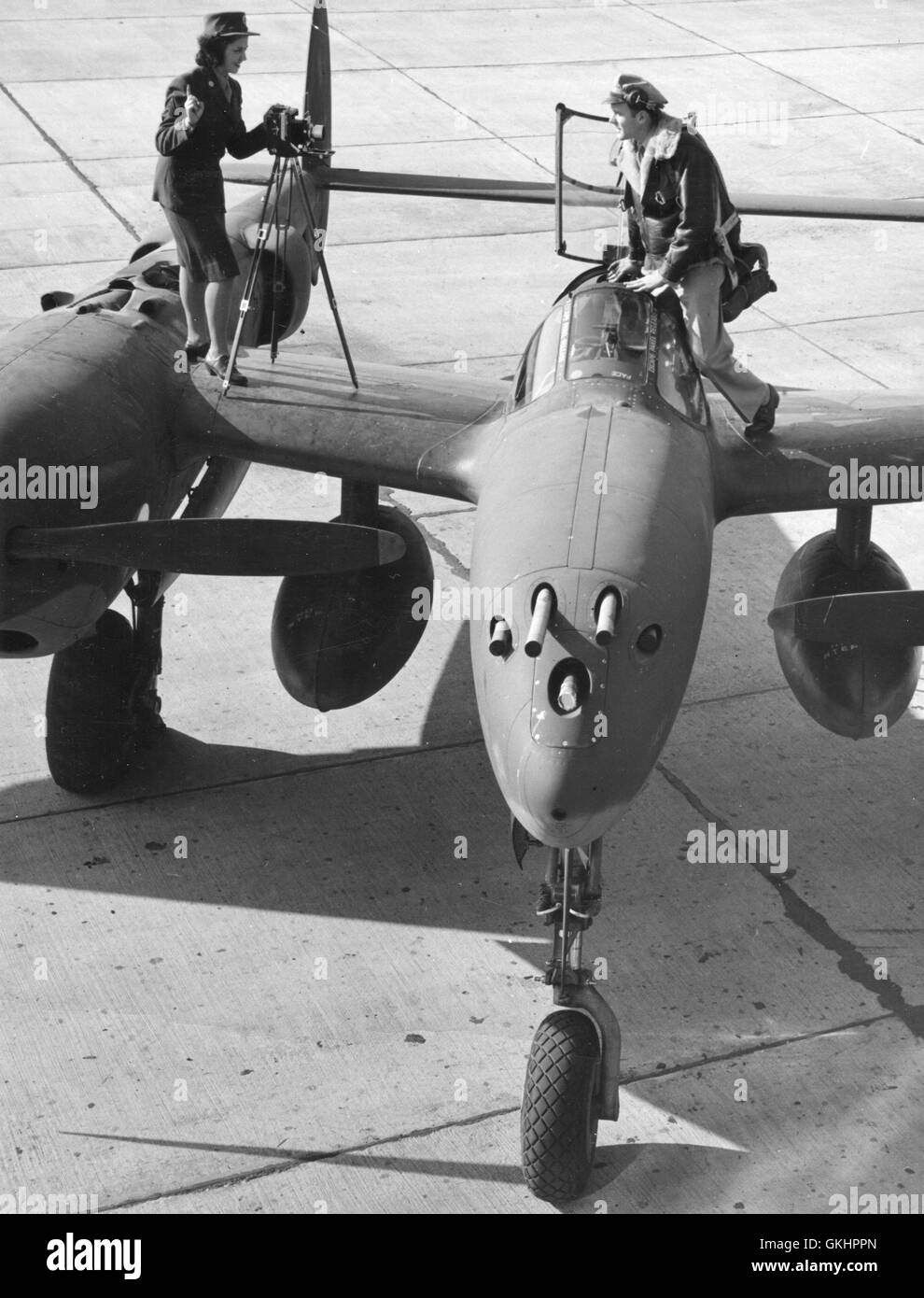 Le sergent technicien photo photographies P-38 coque Virginia pilot le Major Robert W. Springer. Le Sgt coque est habileté à développer et à l'impression, ainsi que la prise de photos. Banque D'Images