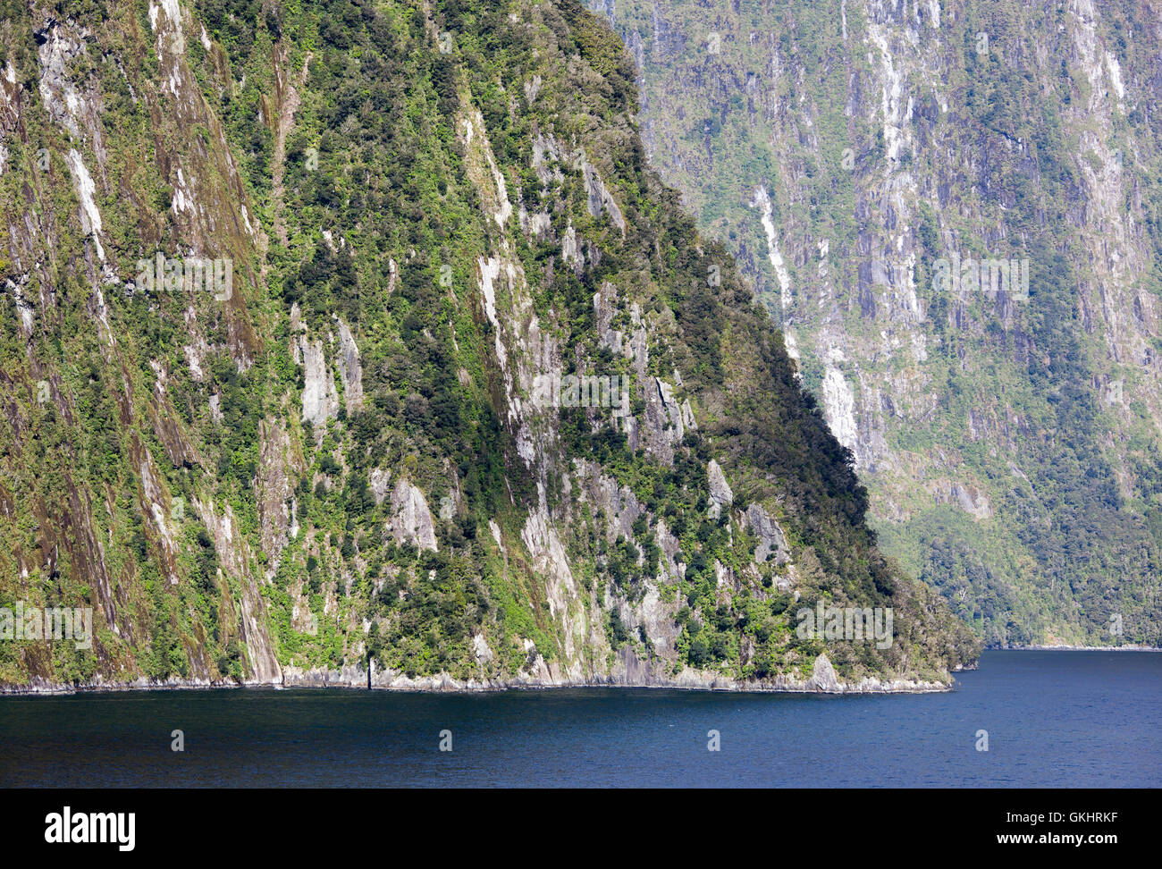 Montagnes abruptes dans Milford Sound, le plus populaire dans le Parc National de Fiordland (Nouvelle-Zélande). Banque D'Images