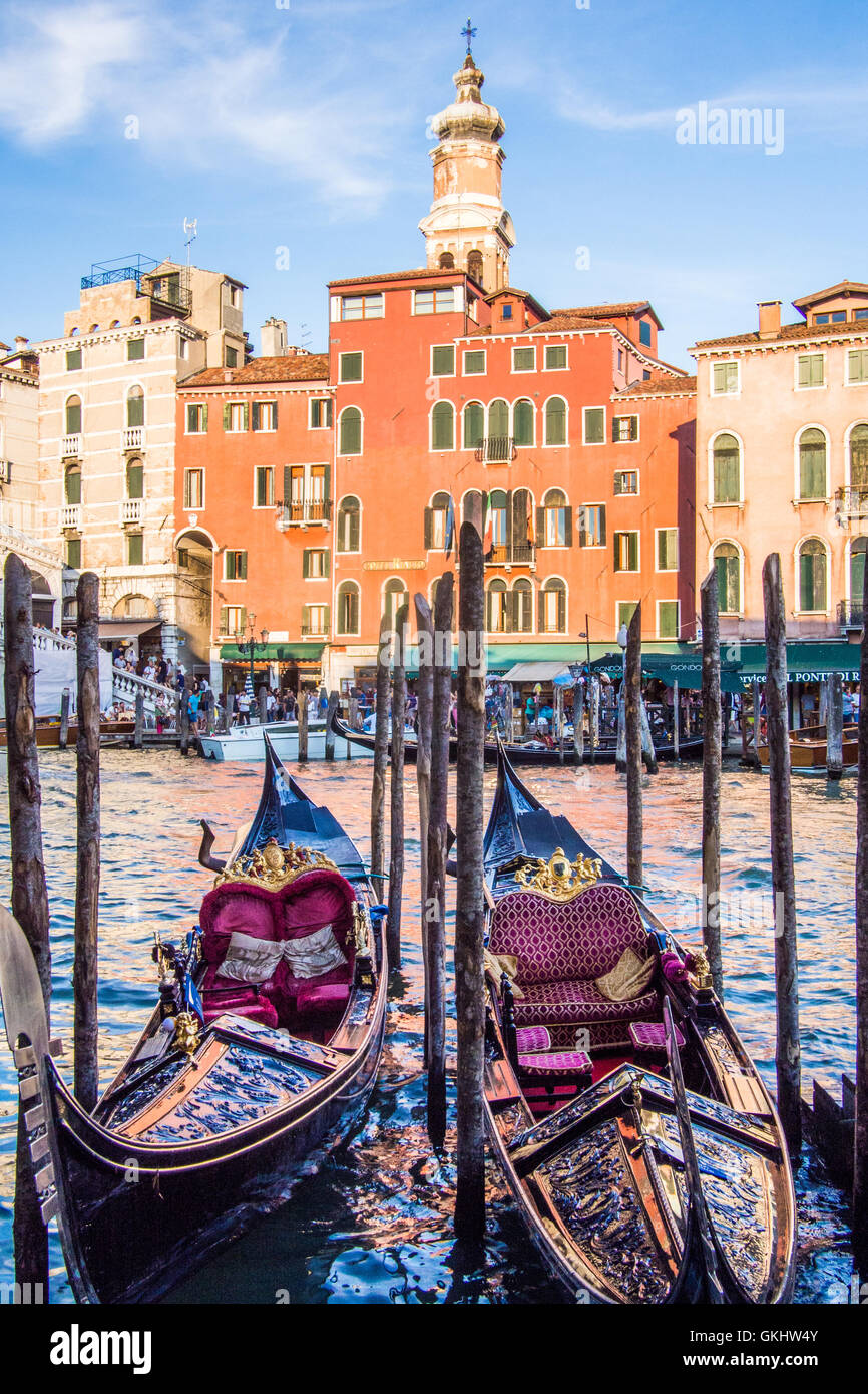 La gondole amarrée près du Pont du Rialto, Venise, Vénétie, province de l'Italie. Banque D'Images