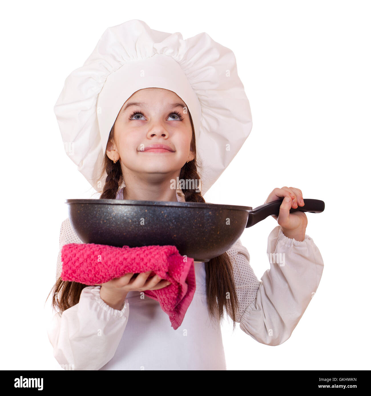 La cuisine et les gens concept - smiling little girl dans cook hat avec poêle Banque D'Images