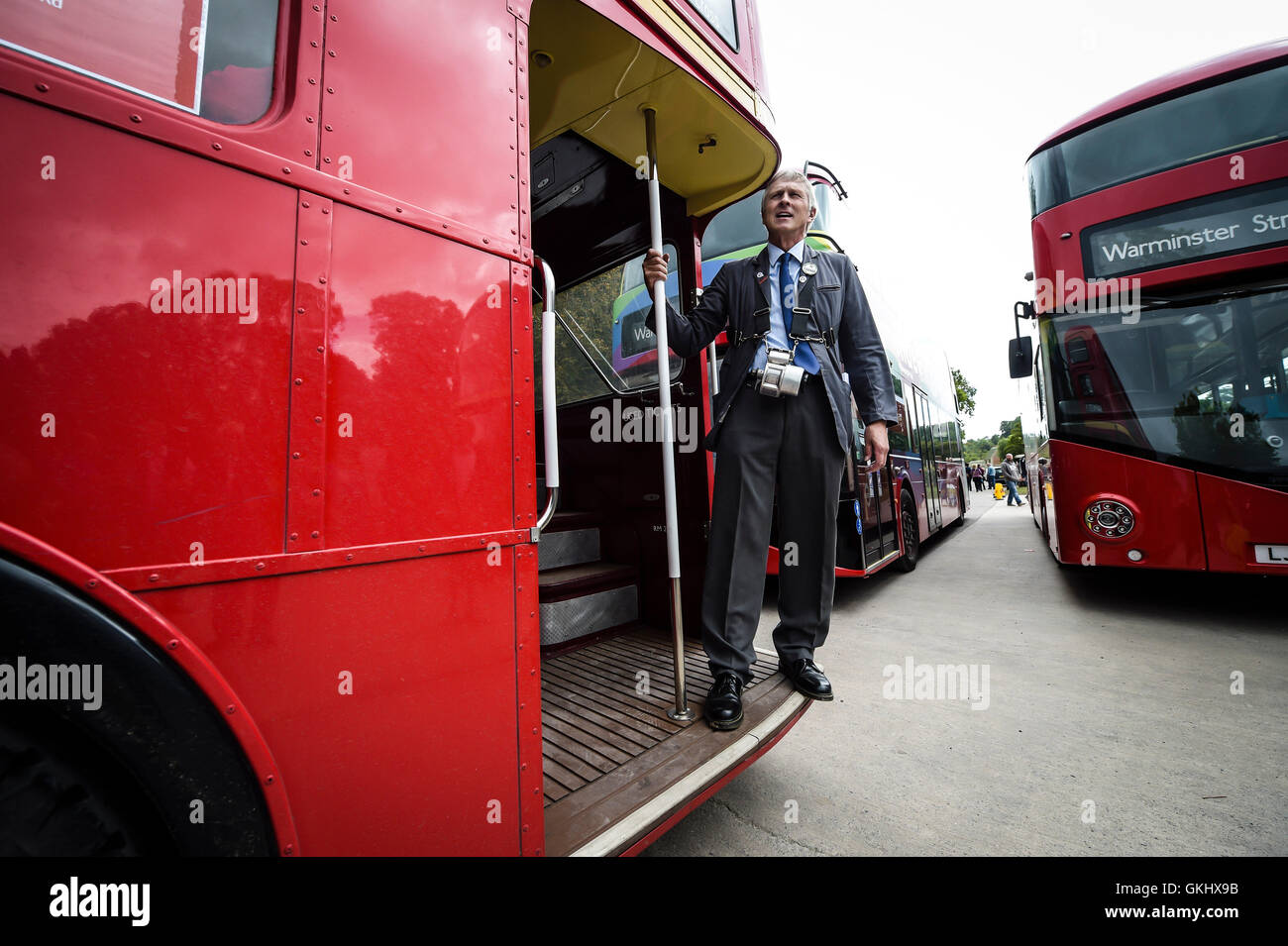 Un conducteur s'appuie sur l'arrière d'un Routemaster bus dans le village de desserted Imber dans la plaine de Salisbury, Wiltshire, où les résidents ont été expulsés en 1943 afin de fournir une zone d'exercice pour les troupes américaines se préparent à envahir l'Europe. Routes à travers le village contrôlée MoD sont maintenant ouvertes et se ferme de nouveau le lundi 22 août. Banque D'Images