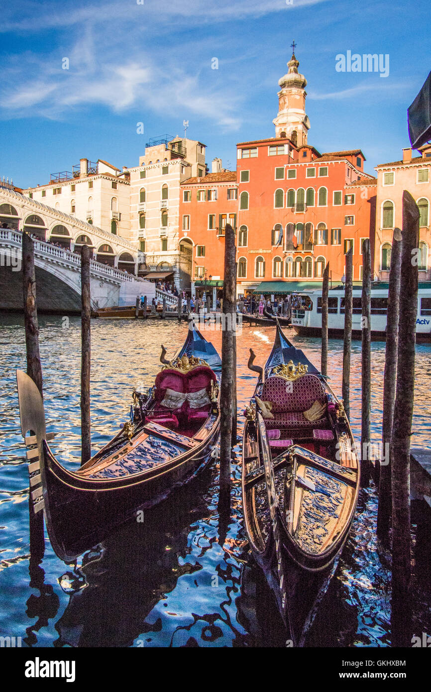 La gondole amarrée près du Pont du Rialto, Venise, Vénétie, province de l'Italie. Banque D'Images