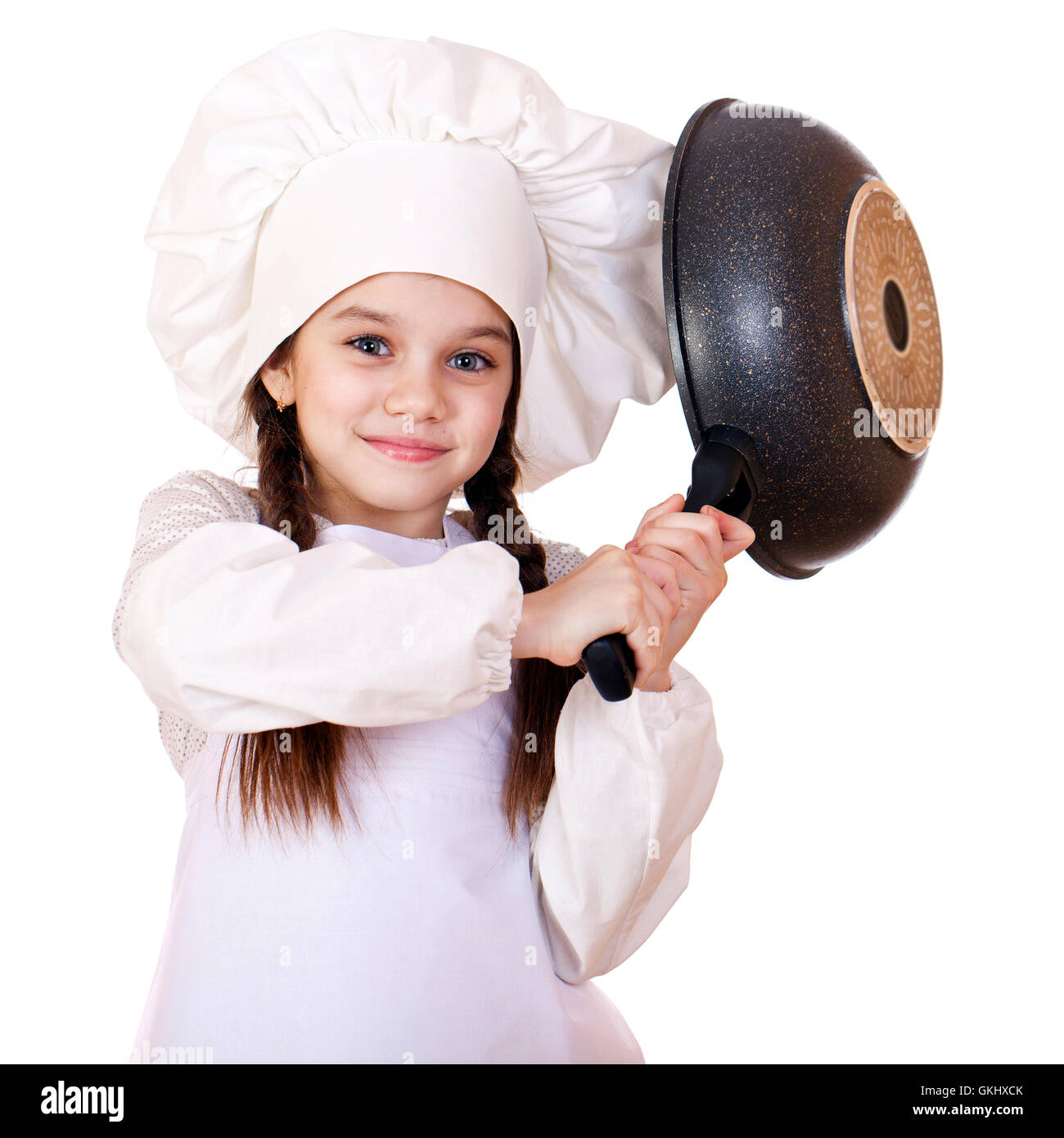 La cuisine et les gens concept - smiling little girl dans cook hat avec poêle Banque D'Images