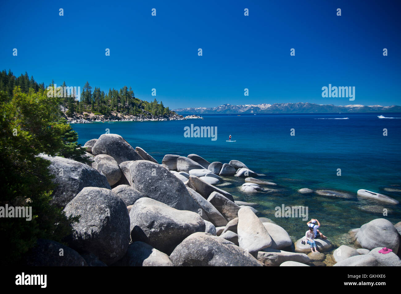 Vue d'un rivage rocheux du lac Tahoe à D.L. Bliss State Park, Californie avec palettes boarder à distance. Banque D'Images