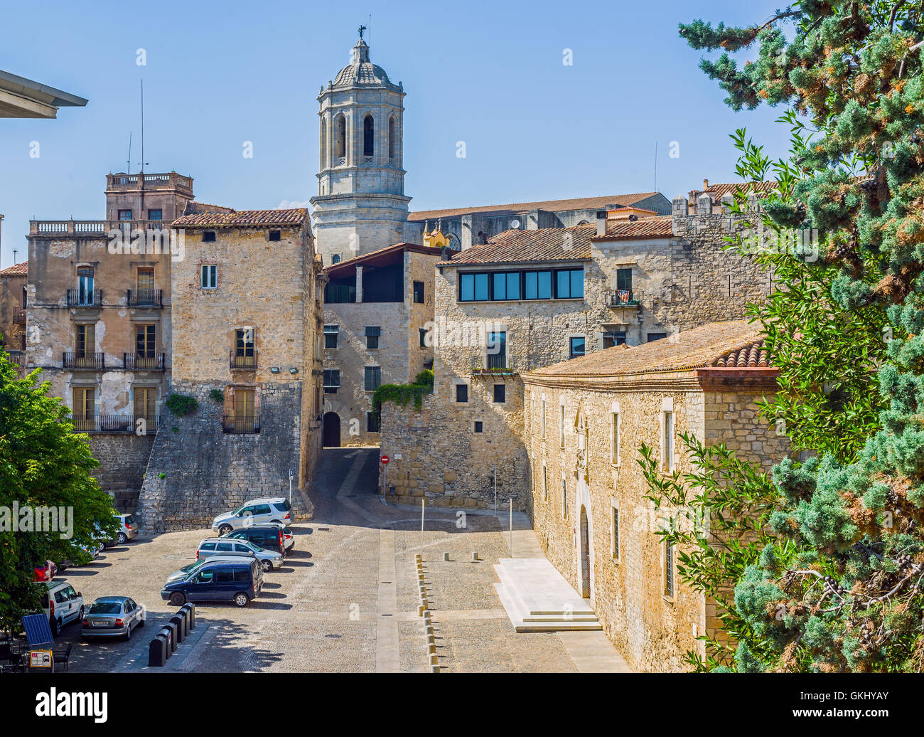 Les Aligues Building, Université de Gérone en plaça de Sant Domenec square et clocher de la cathédrale Santa Maria. Espagne Banque D'Images