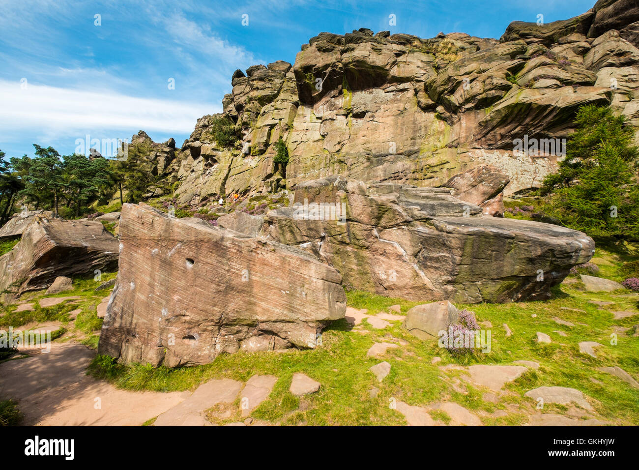 Le palier supérieur de la cafards, une escalade de rocher en pierre meulière populaire Le parc national de Peak District Banque D'Images