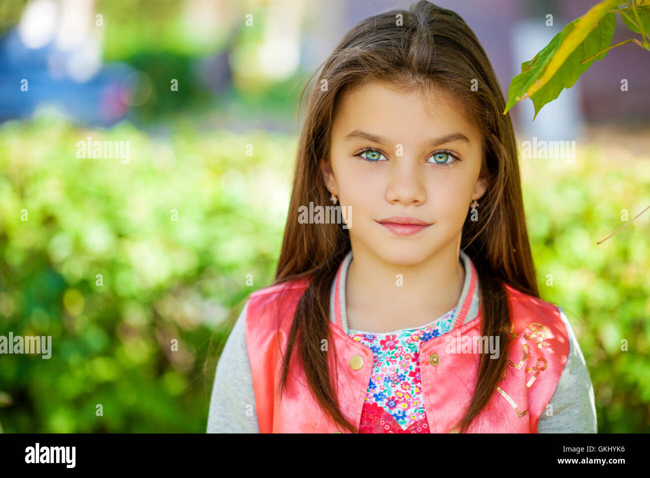 Belle Happy little girl outdoors Banque D'Images