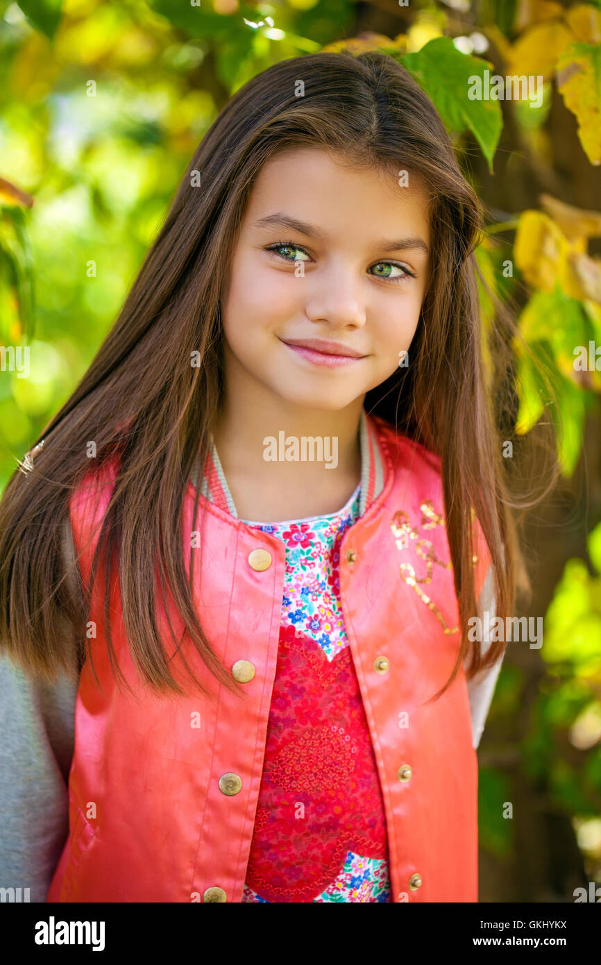 Portrait d'une belle petite fille de neuf ans dans la région de autumn park Banque D'Images