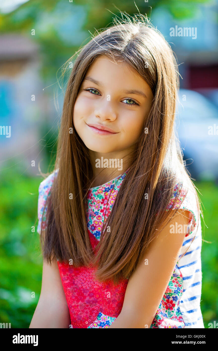 Belle Happy little girl outdoors Banque D'Images
