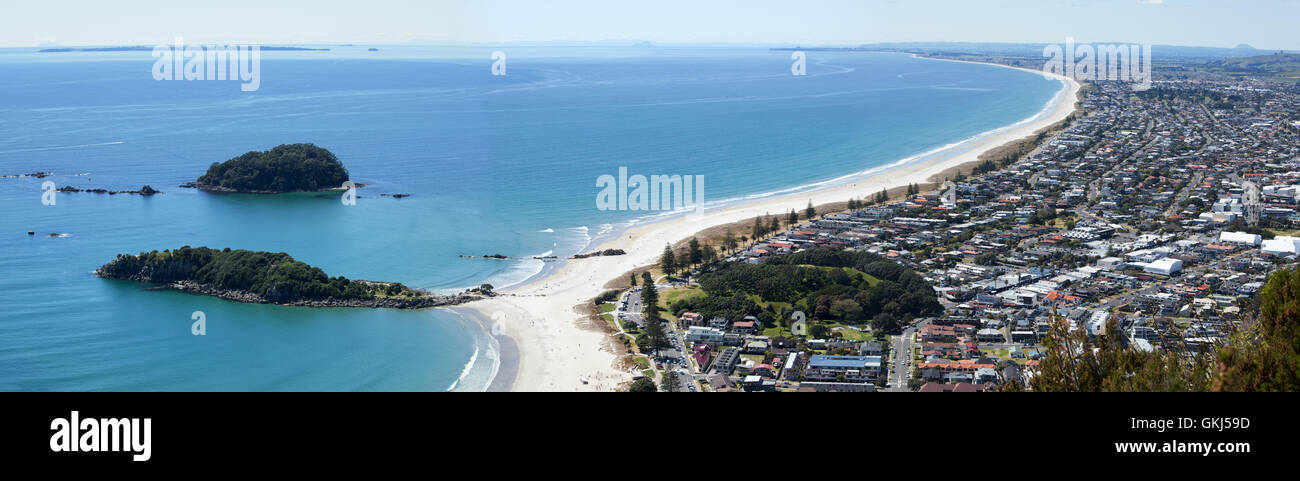 La vue panoramique du sommet du mont Maunganui du même nom ville-station (Tauranga, Nouvelle-Zélande). Banque D'Images