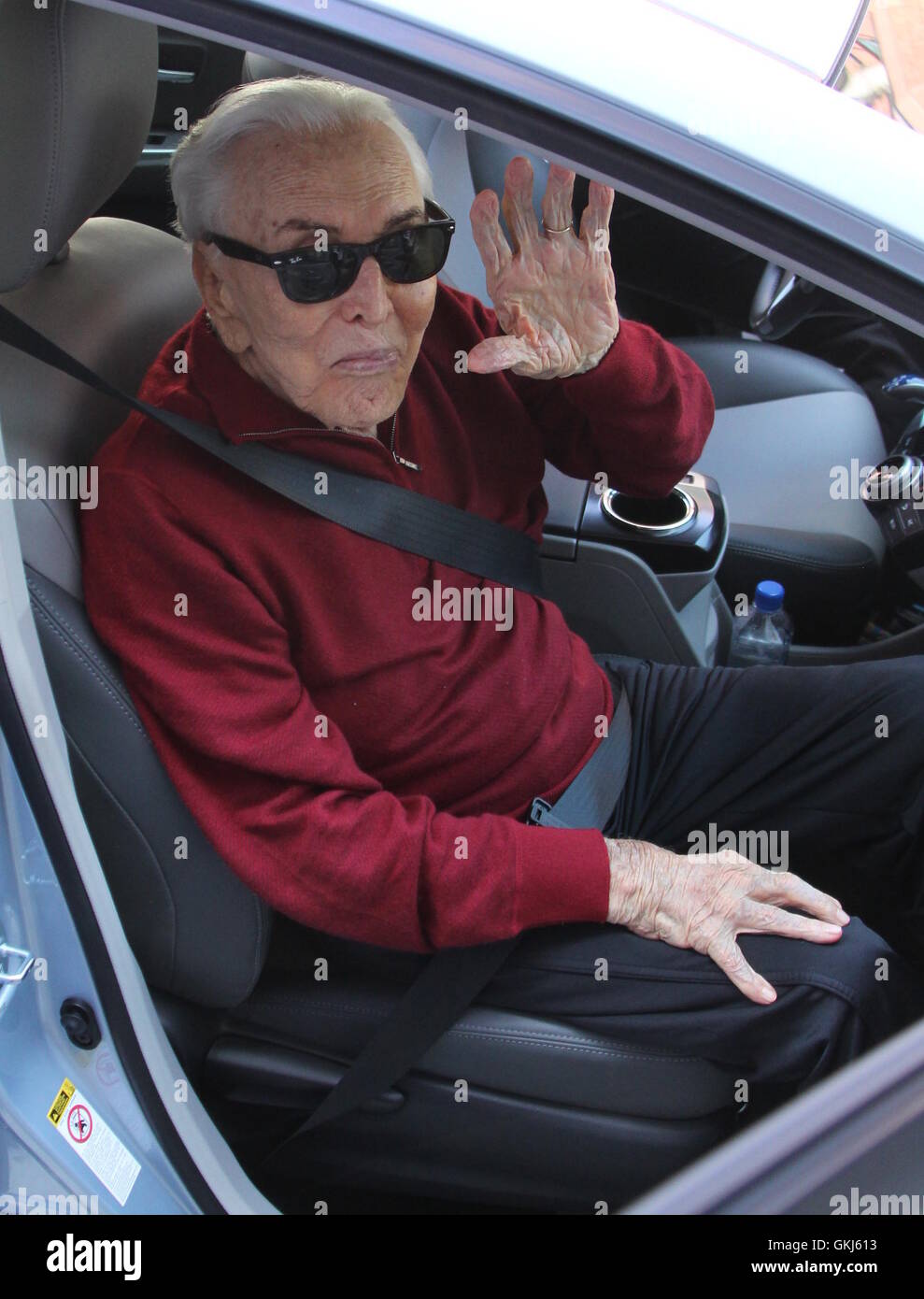 Kirk Douglas laisse un bâtiment médical et les vagues de sa voiture à Beverly Hills avec : Kirk Douglas Où : Los Angeles, California, United States Quand : 31 mai 2016 Banque D'Images