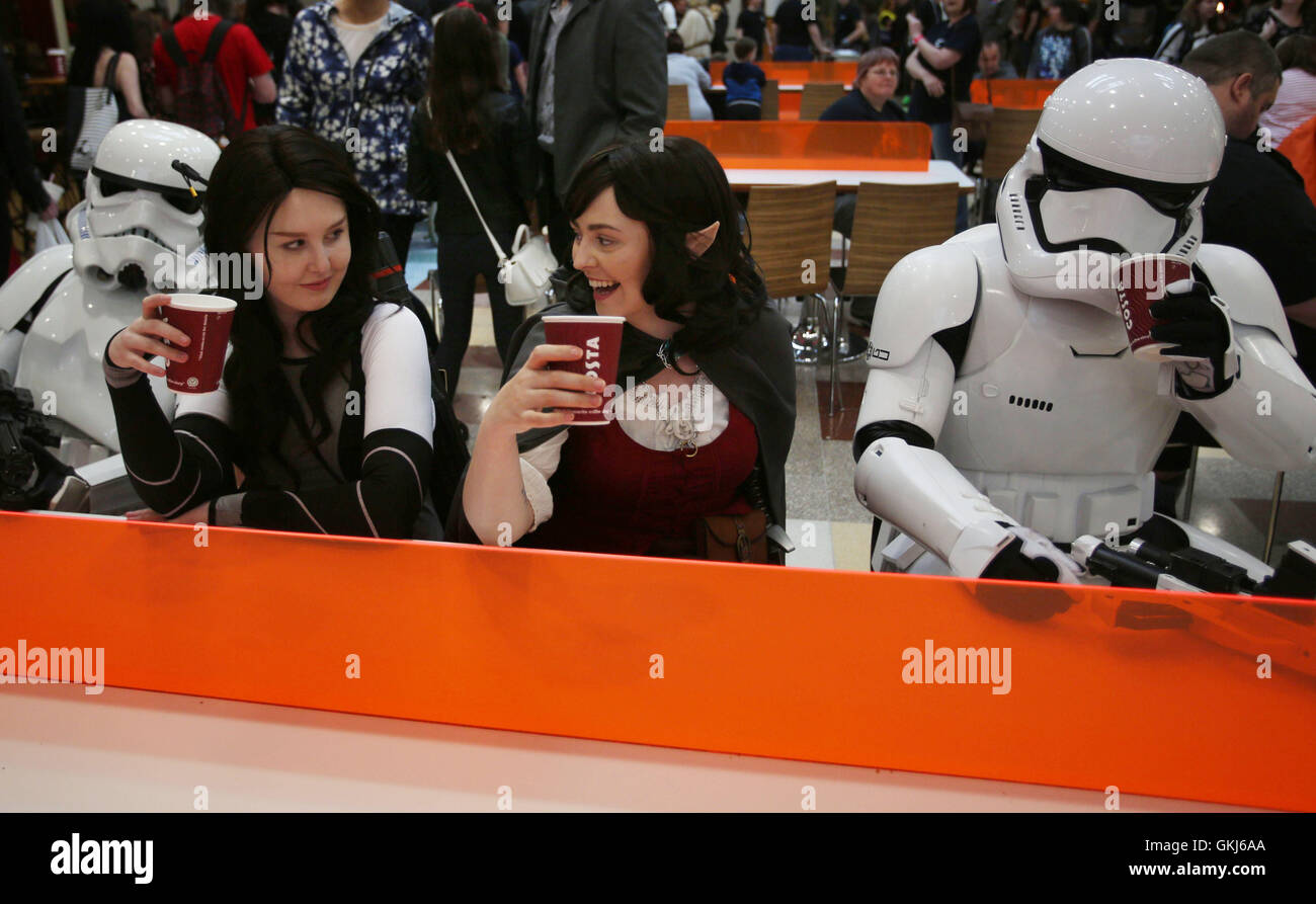 Rachael Johnstone (à gauche) et Kayleigh O'Hara prendre une pause à la Braehead Arena de Glasgow, en tant que fans déguisés en leurs personnages de bande dessinée film préféré ou prendre part à un film Comic Con et événement. Banque D'Images