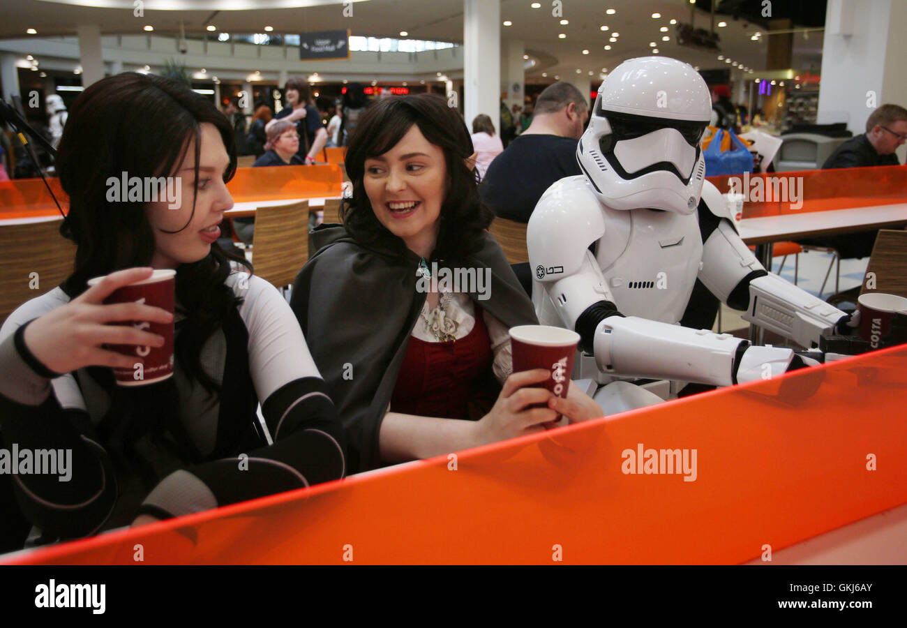 Rachael Johnstone (à gauche) et Kayleigh O'Hara prendre une pause à la Braehead Arena de Glasgow, en tant que fans déguisés en leurs personnages de bande dessinée film préféré ou prendre part à un film Comic Con et événement. Banque D'Images