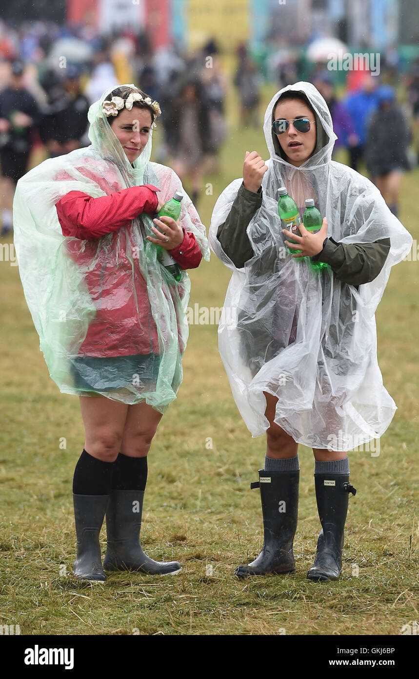 Festivaliers porter des ponchos sous la pluie pendant le V Festival à  Weston Park à Littlehampton, Shropshire Photo Stock - Alamy