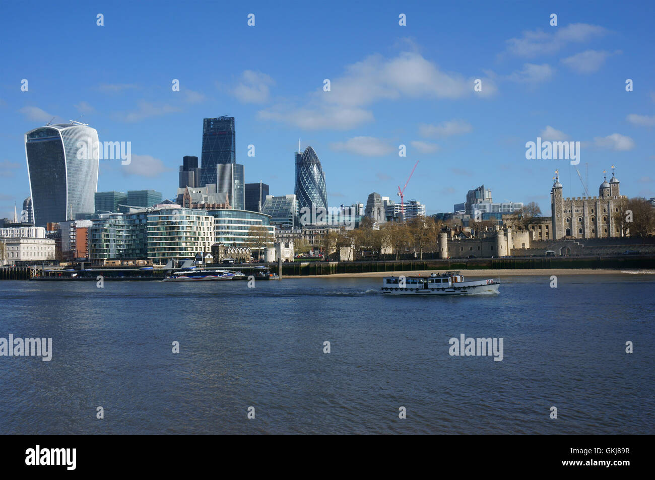 London, city scape sur un jour lumineux avec ciel bleu. Comprend la ville de Londres, la Tamise, la Tour de Londres, cornichon, Banque D'Images