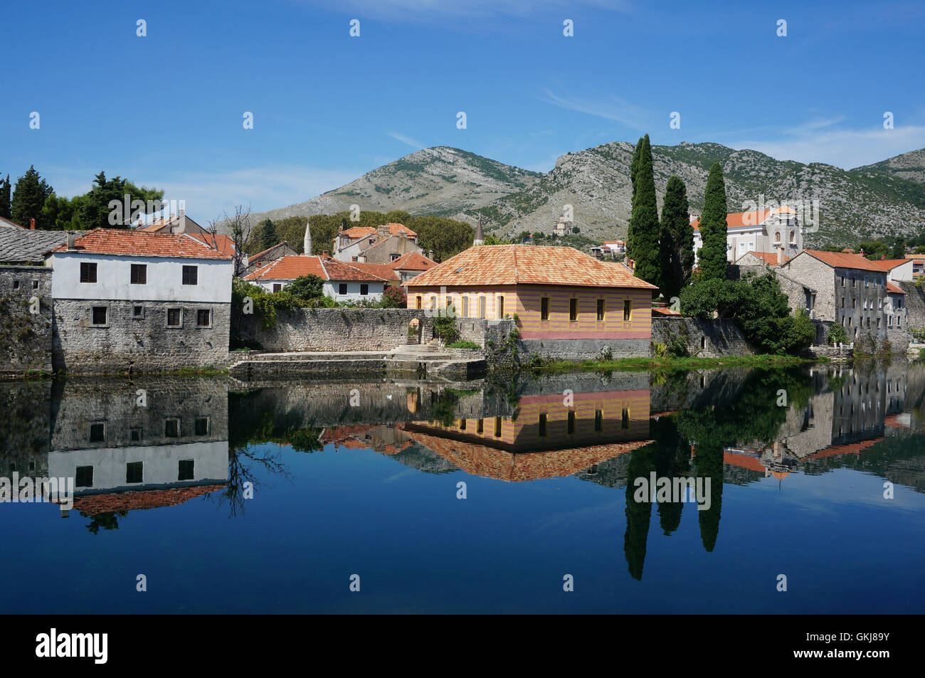 Ville Méditerranéenne traditionnelle reflète dans une belle rivière propre avec des montagnes et le bleu ciel. Banque D'Images