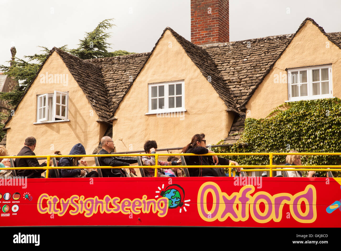 Les personnes bénéficiant d'un trajet en bus à toit ouvert sur une visite guidée d'Oxford, Angleterre Banque D'Images