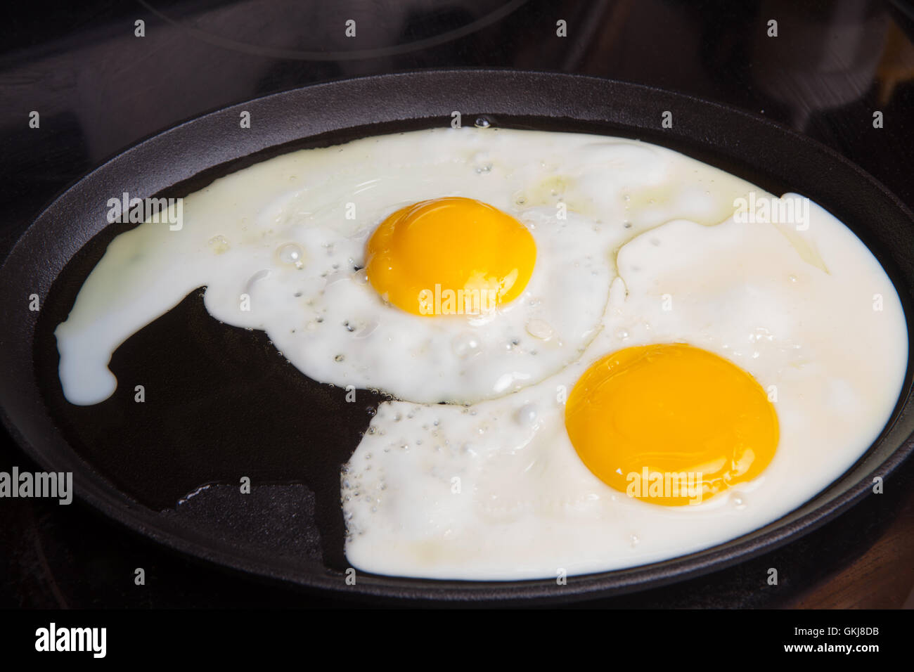 Fried egg Sunny side up jaune, jaune blanc Banque D'Images