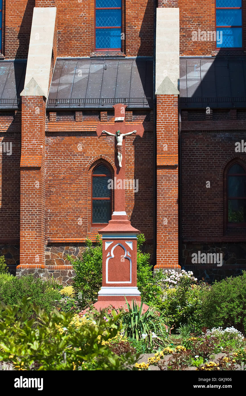 Crucifixion dans la cour de l'église polonaise Banque D'Images