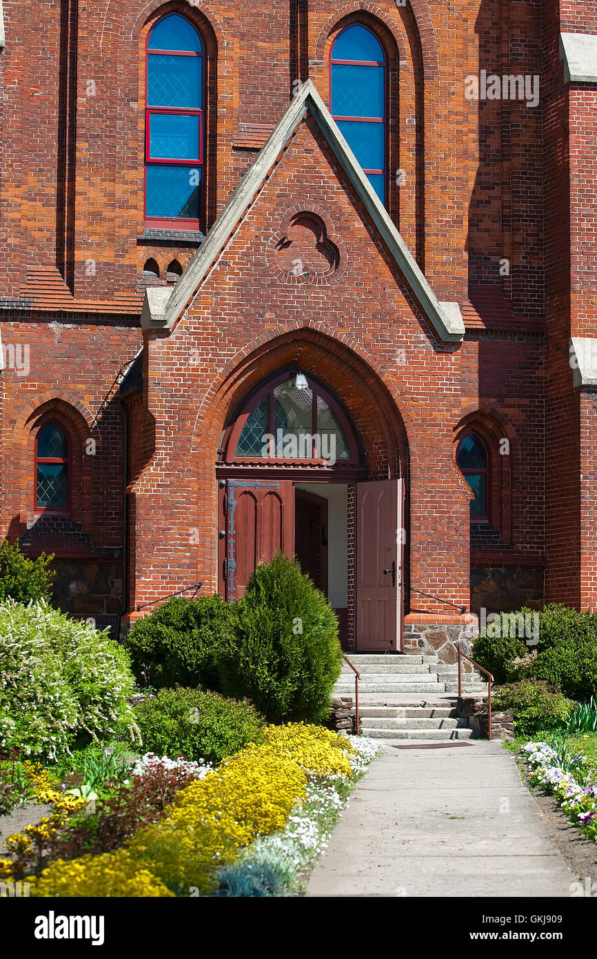 Entrée de l'église dans la ville provinciale de la Pologne Banque D'Images