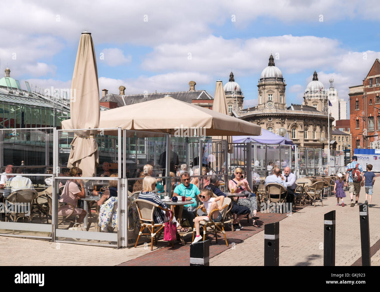 Les gens assis dehors Leonardo's bistro bar, Kingston Upon Hull, Yorkshire, Angleterre, Royaume-Uni Banque D'Images