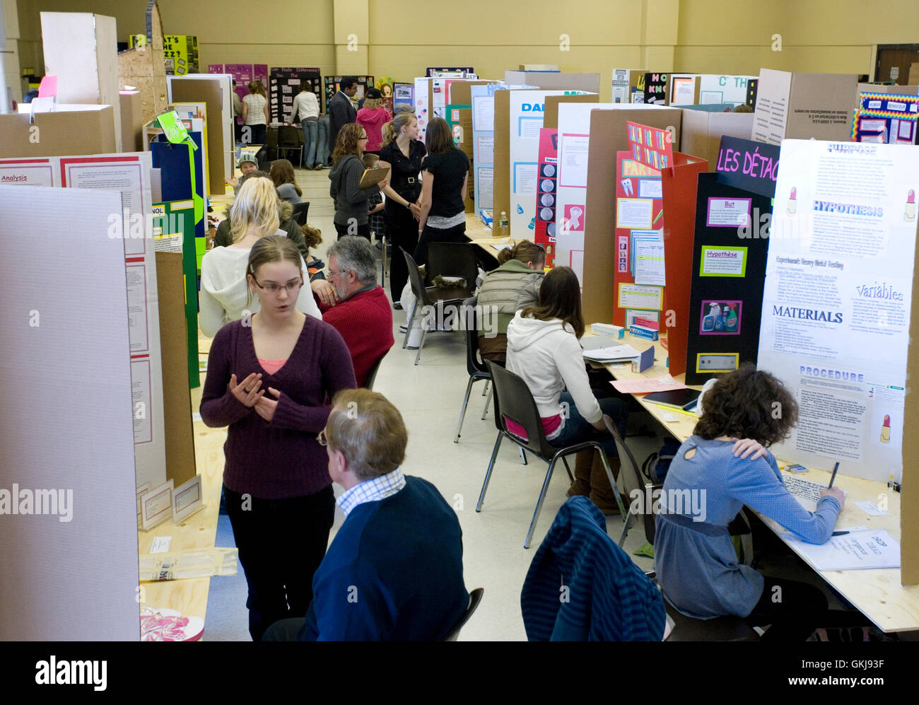 Projet étudiant étant jugé at science fair Banque D'Images