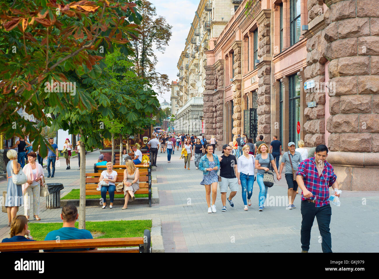 Les gens marcher une assis sur le banc à Khreschatyc street. Kiev, Ukraine Banque D'Images