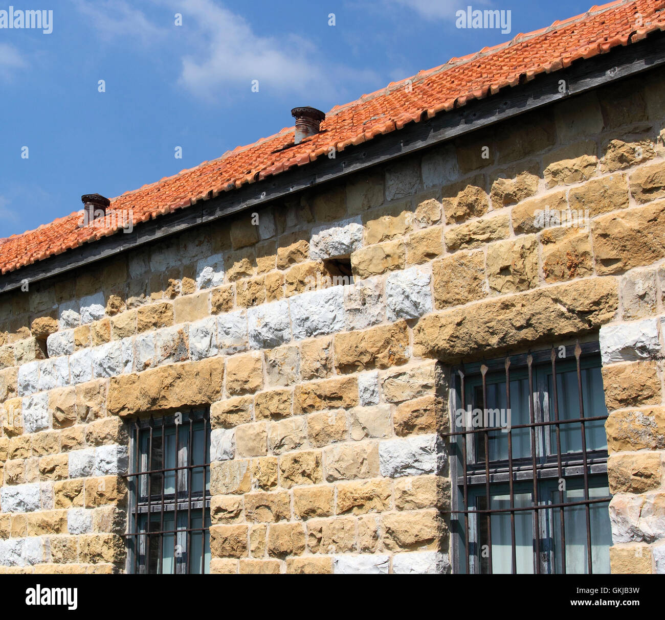 L'architecture traditionnelle Libanaise, toit en tuiles rouges et murs en pierre calcaire Banque D'Images