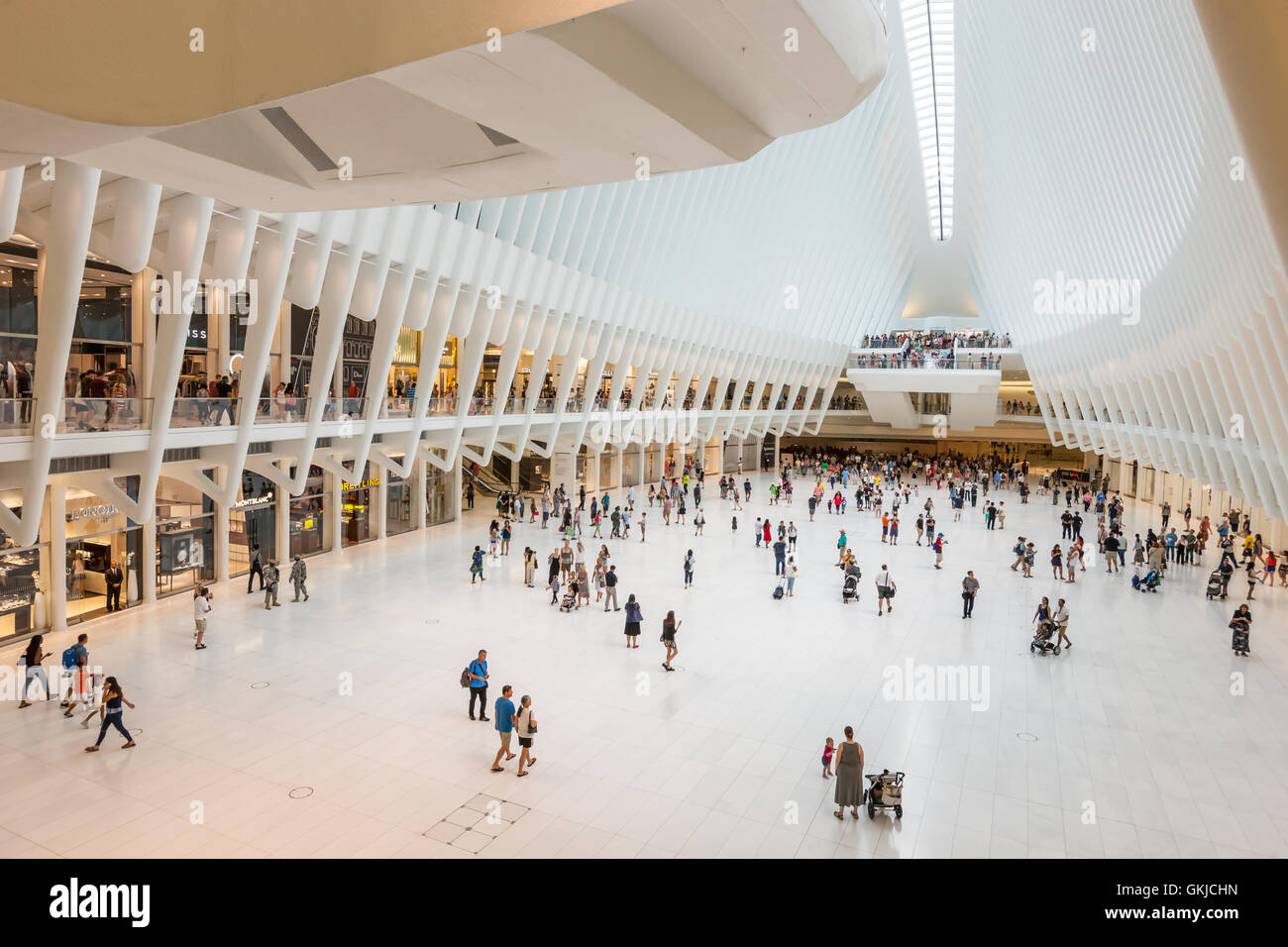 Consommateurs et aux touristes profiter de la vue à l'intérieur de l'Oculus et magasins dans le centre commercial Westfield World Trade Center à New York. Banque D'Images