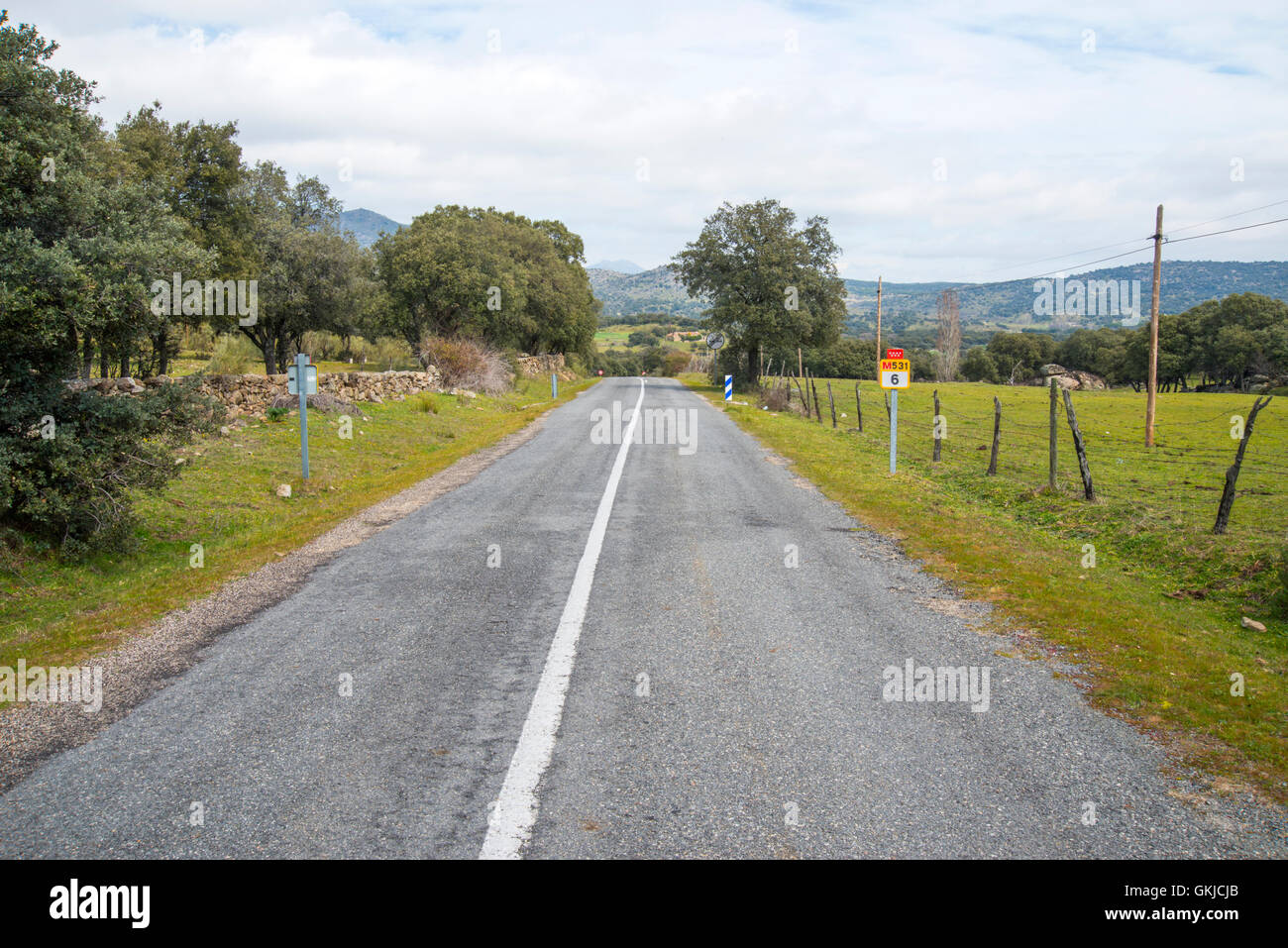 Route secondaire. Colmenar del Arroyo, province de Madrid, Espagne. Banque D'Images