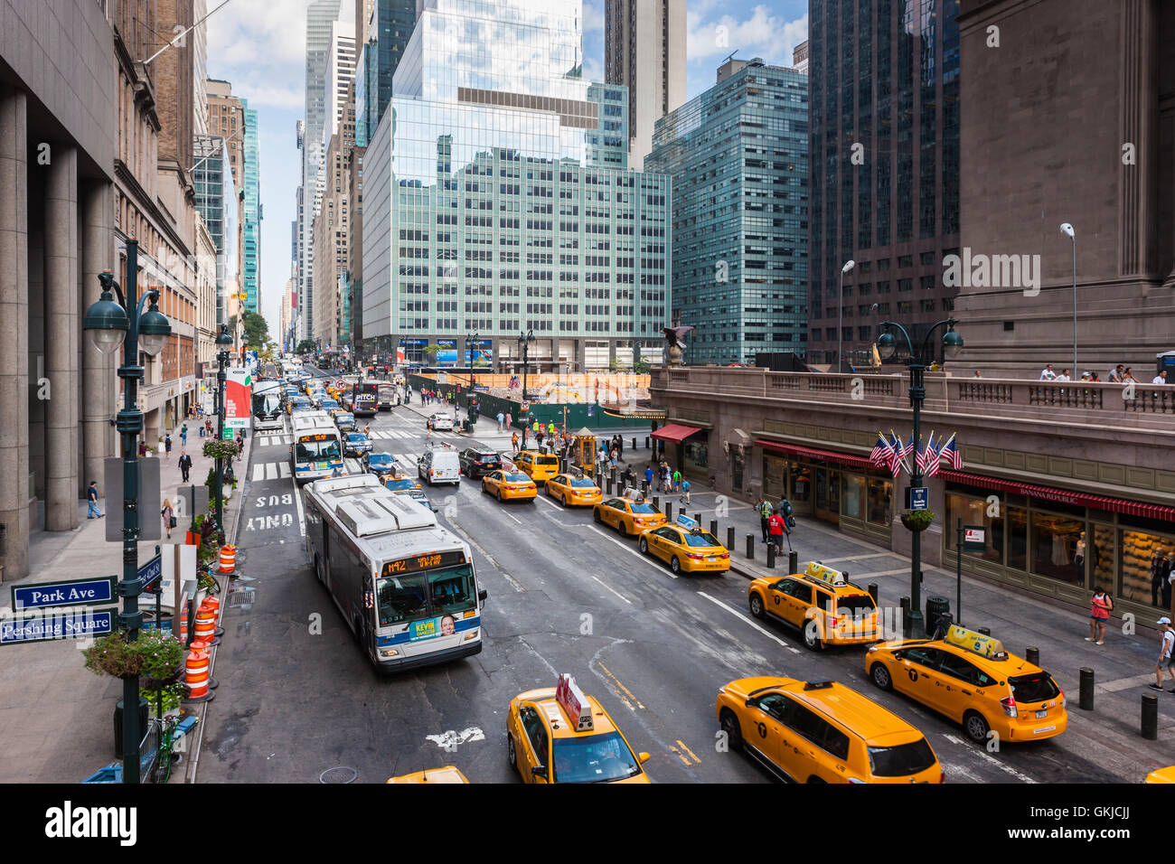 Vue de la circulation sur la 42e rue au centre ville de Manhattan à New York City. Banque D'Images