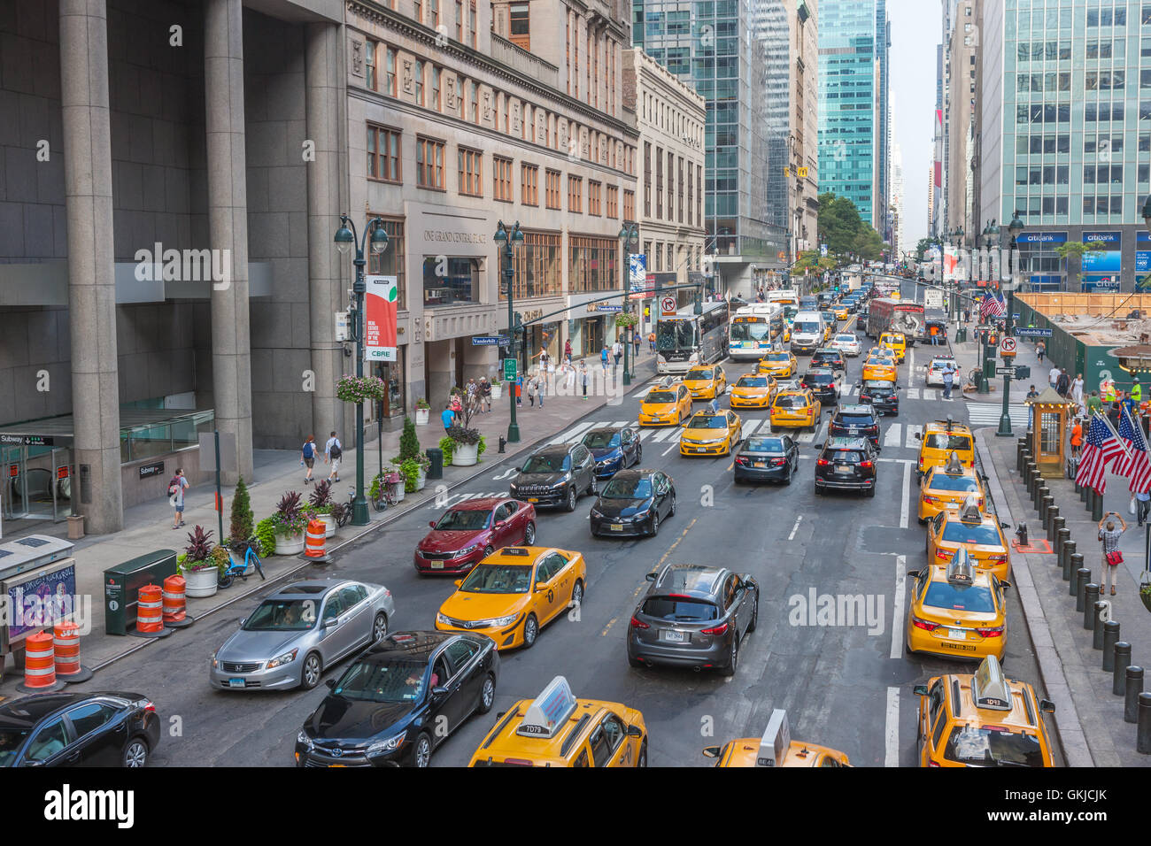 Vue de la circulation sur la 42e rue au centre ville de Manhattan à New York City. Banque D'Images
